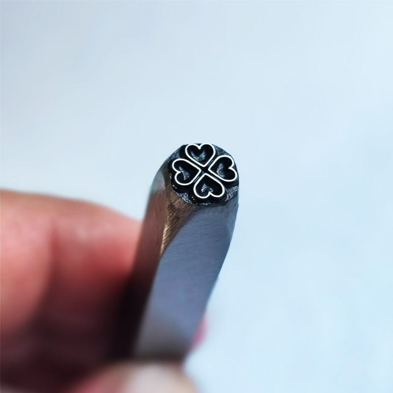 プロ仕様の金属刻印＆チェーシングツールセット、ジュエリー製作 - Jewelry Making Anvil のレビューと価格