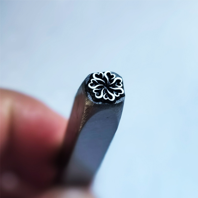 プロ仕様の金属刻印＆チェーシングツールセット、ジュエリー製作 - Jewelry Making Anvil のレビューと価格