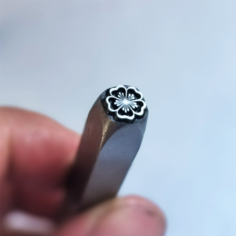 プロ仕様の金属刻印＆チェーシングツールセット、ジュエリー製作 - Jewelry Making Anvil のレビューと価格